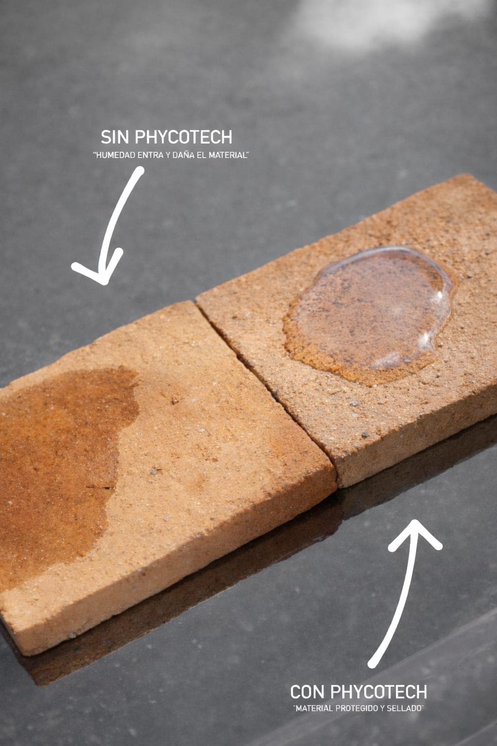 Comparativa sobre ladrillo: la pieza sin PHYCOTECH absorbe el agua, la pieza con PHYCOTECH mantiene la gota en la superficie
